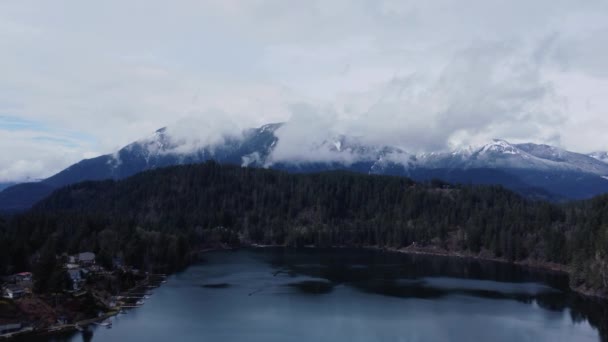 雲のベール 低ぶら下げ霧に包まれた山の湖の魅力的な空中の視点 — ストック動画