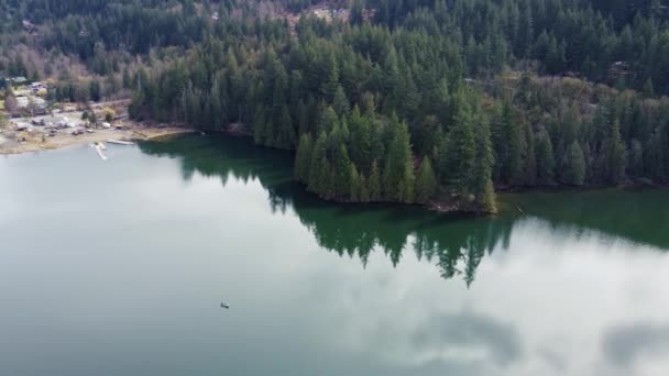 Αεροφωτογραφία Μιας Λίμνης Που Την Αγκαλιάζουν Κορυφές Καλυμμένες Από Σύννεφα — Αρχείο Βίντεο