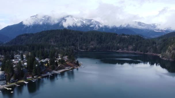 Ruhige Oase Luftaufnahme Eines Bewaldeten Sees Inmitten Niedriger Wolken Einem — Stockvideo
