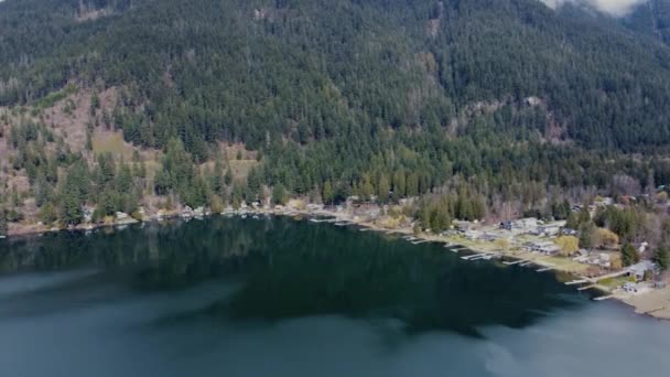 Nebelige Bergtour Luftfahrt Zeigt Einsamen See Zwischen Wolkenverhangenen Gipfeln Und — Stockvideo