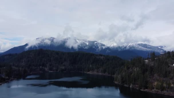 Εναέρια Περιπέτεια Πάνω Από Ένα Σύννεφο Μούσκεμα Λίμνη Που Περιβάλλεται — Αρχείο Βίντεο