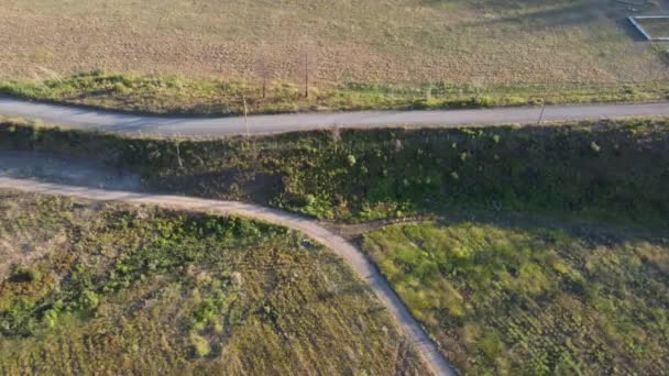 オカナガン ロード セレニティ 砂利道路と野原の空中視界を和らげる — ストック動画
