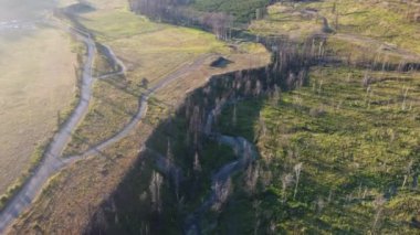 İnsansız hava aracının Okanagan 'ın kiraz tarlasını ve yanmış ormanını keşfetmesi.