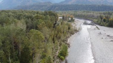 Nehrin sonbaharda insansız hava aracı keşfi, balıkçılar ve çevre ormanların yer aldığı