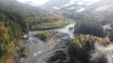 Chilliwack nehrinin insansız hava aracı keşfi, sakin orman ve engebeli tepelerin yanında.