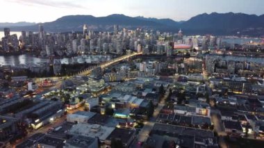City Skylines: İnsansız hava aracı sonbaharda dinamik şehir manzarasını yakalıyor