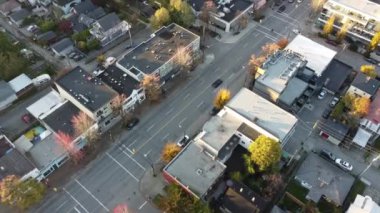 Çatı Aşkı: Sonbaharda sevecen komşuların büyüleyici hava manzaraları