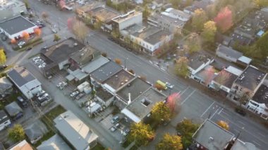 Vancouver 'ın sonbahar esintisindeki ana caddenin büyüleyici insansız hava aracı görüntüleri.