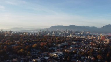 Fısıldayan Rüzgarlar: Kanada sonbahar rüzgarında aşkın büyüleyici drone görüntüleri