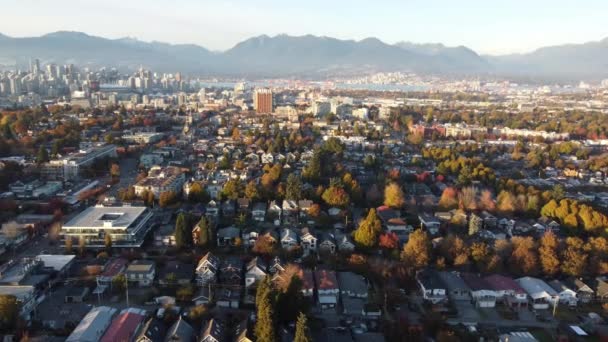 温哥华秋天充满爱心的街坊和山脉的空中景观 — 图库视频影像
