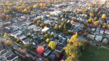 Sunset Serenity: Vancouver 'ın romantik çatılarının nefes kesici insansız hava aracı keşfi