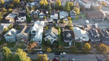 Havadan Sarılma: Sonbaharda sevimli çatı manzaralarının büyüleyici drone görüntüsü