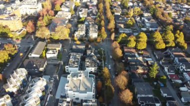 Aşk Yükselişi: Vancouver 'ın sonbahar arka planında romantizmin havadan manzaraları