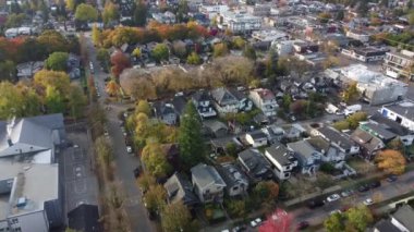 Vancouver 'ın Serenadı: Romantik çatı sahneleri arasında nefes kesici insansız hava aracı yolculuğu