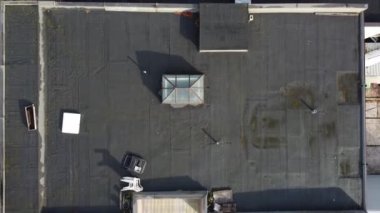 Çatıdaki pencereden dışarı zoom, Kanada 'da aşkın varlığının havadan görüntüsü