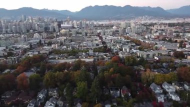 Drone 'un sonbaharda dinamik Kanada şehir manzarasına bakış açısı