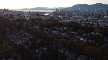 Vancouver Dreams: Şehrin çatılarının havadan manzarası canlı bir düşüşte
