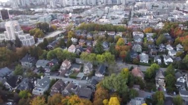 Çatı Kaçışı: Drone 'un sonbaharda resimli Kanada manzarasında yolculuğu