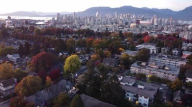 Sonbahar Yükselişi: Drone 'un yukarıdan Vancouver şehir manzarasına bakış açısı