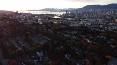 Çatı Çekimi: Vancouver İHA görüntüsü şehrin sonbahar güzelliğini yakalıyor