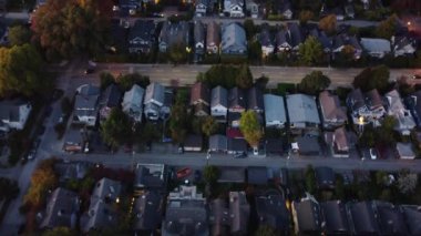 Kentsel tuvaller: Sonbaharda pitoresk çatı manzaralarında insansız hava aracı yolculuğu