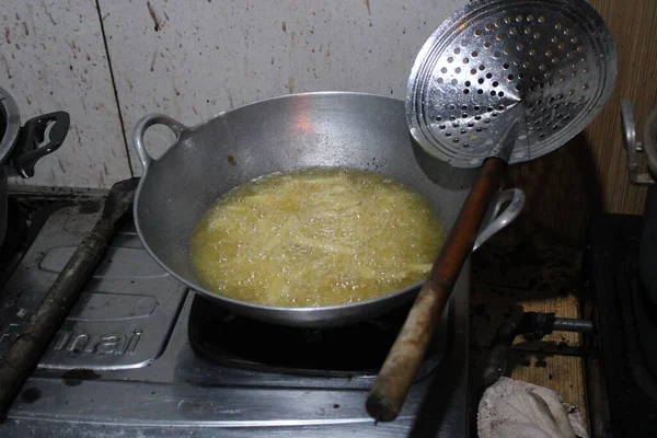 锅里正在把土豆放在炉子上煎 — 图库照片