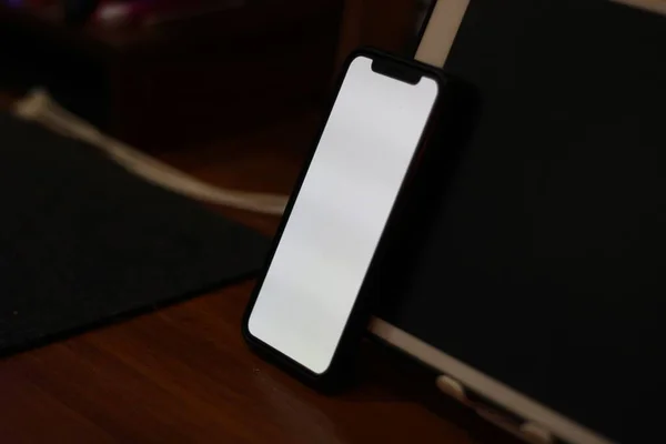 Masada Beyaz Ekran Olan Boş Bir Cep Telefonunun Fotoğrafı — Stok fotoğraf