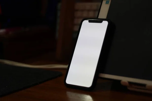 Masada Beyaz Ekran Olan Boş Bir Cep Telefonunun Fotoğrafı — Stok fotoğraf