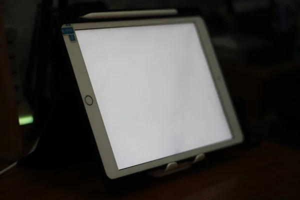 Foto Una Tableta Vacía Con Pantalla Blanca Sobre Mesa — Foto de Stock