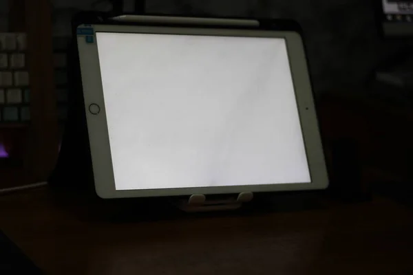 Foto Tablet Kosong Dengan Layar Putih Atas Meja — Stok Foto
