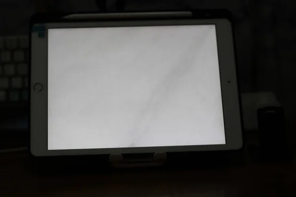 Fénykép Egy Üres Tabletta Fehér Képernyővel Asztalon — Stock Fotó