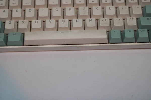 Beyaz Açık Mavi Bir Bilgisayar Klavyesinin Fotoğrafı — Stok fotoğraf