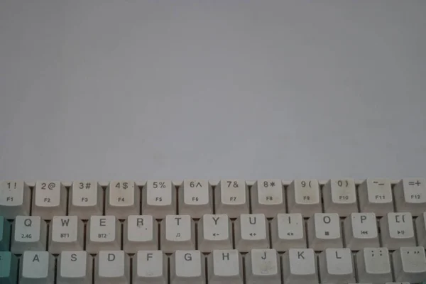 Kuva Valkoinen Vaaleansininen Tietokoneen Näppäimistö — kuvapankkivalokuva