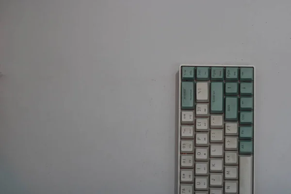 과밝은 파란색 컴퓨터 키보드 — 스톡 사진