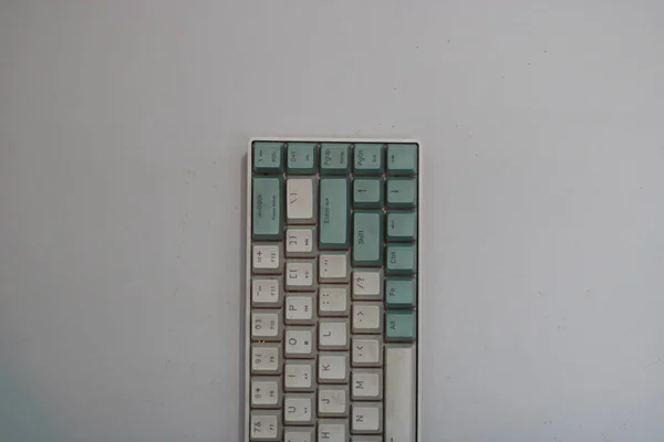 白色和浅蓝色电脑键盘的照片 — 图库照片