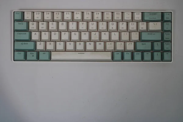白色和浅蓝色电脑键盘的照片 — 图库照片
