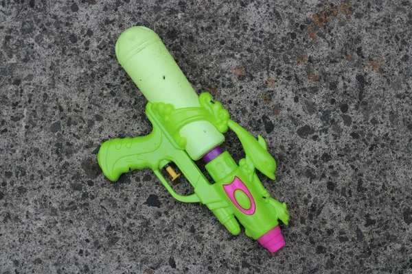 Zdjęcie Zielonego Pistoletu Zabawkowego Ziemi — Zdjęcie stockowe