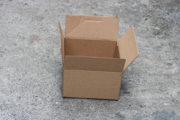 Üstü Açık Kahverengi Karton Kutunun Fotoğrafı — Stok fotoğraf
