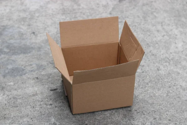 Üstü Açık Kahverengi Karton Kutunun Fotoğrafı — Stok fotoğraf