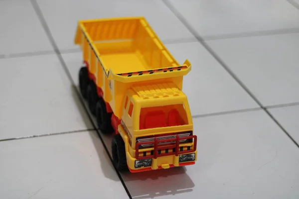 Foto Caminhão Brinquedo Infantil Amarelo — Fotografia de Stock