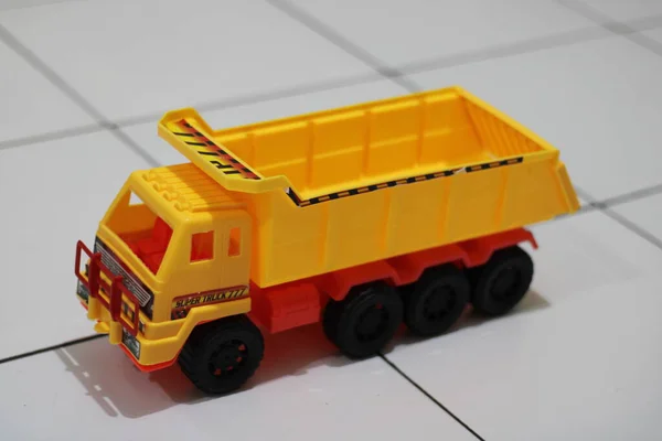 Zdjęcie Żółtego Wózka Zabawkami Dla Dzieci — Zdjęcie stockowe