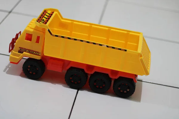 黄色の子供のおもちゃのトラックの写真 — ストック写真