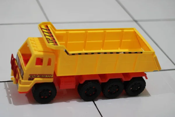 Foto Von Einem Gelben Kinderspielzeug Lkw — Stockfoto