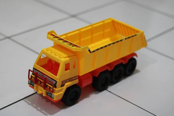 一张黄色儿童玩具卡车的照片 — 图库照片