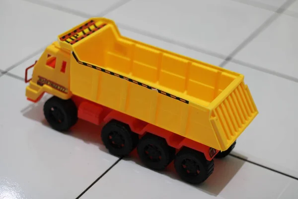 Фото Жовтого Дитячого Іграшкового Вантажівки — стокове фото