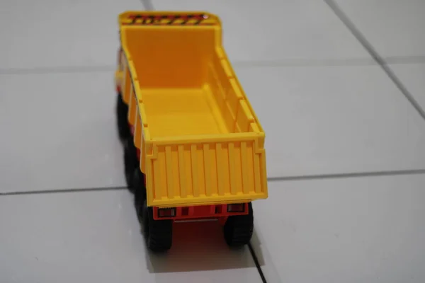 Foto Van Een Gele Kinderspeelgoed Vrachtwagen — Stockfoto