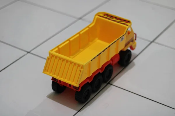 Zdjęcie Żółtego Wózka Zabawkami Dla Dzieci — Zdjęcie stockowe