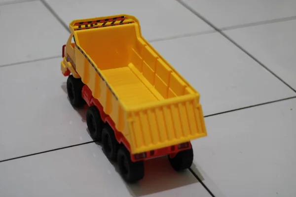 노란색 어린이 장난감 트럭의 — 스톡 사진