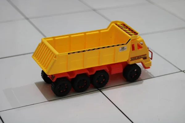 Фото Жовтого Дитячого Іграшкового Вантажівки — стокове фото