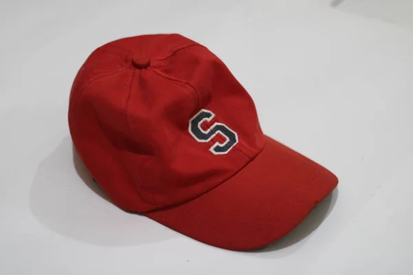 白い背景に濃い赤の帽子の写真 — ストック写真